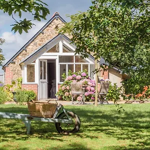 Les De Keregal - La De Charlotte Bed & Breakfast